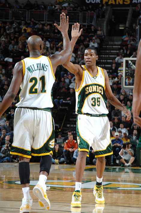 远在迈阿密心系罗马，托蒂和坎德拉用手机观看老东家焦点大战（身在迈阿密仍牵挂罗马，托蒂与坎德拉用手机观看老东家焦点战）