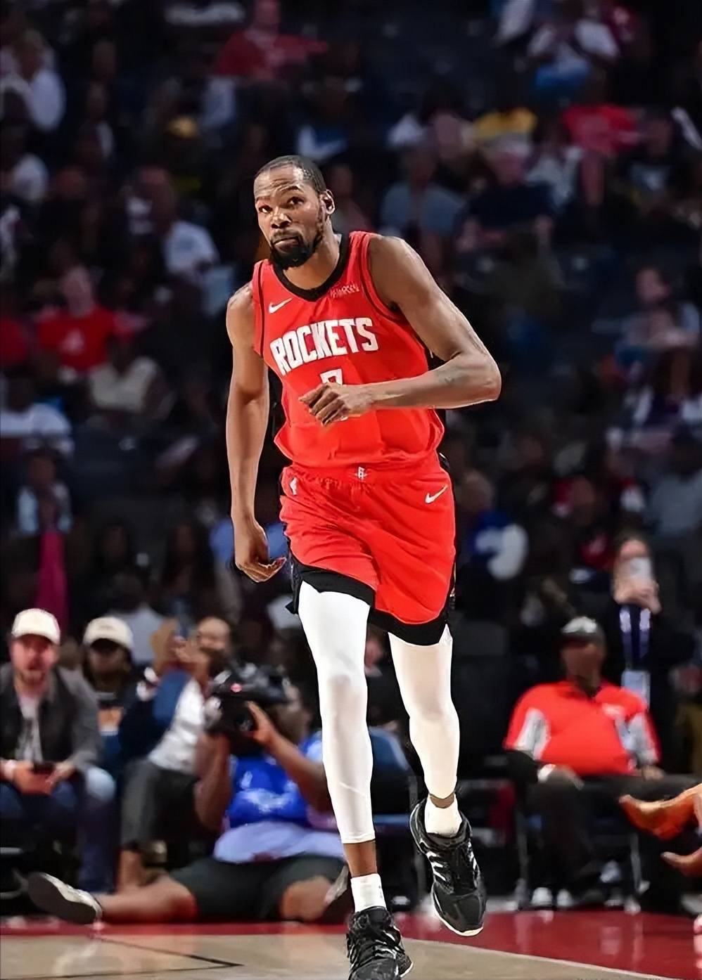 2001年，16岁的勒布朗，参加ABCD训练营！（2001年，16岁勒布朗亮相ABCD训练营！）