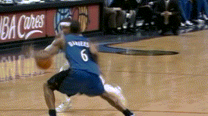 热爱皆平等，河南球迷赛前在球场外声援阿奇姆彭（热爱无界，河南球迷赛前场外力挺阿奇姆彭）