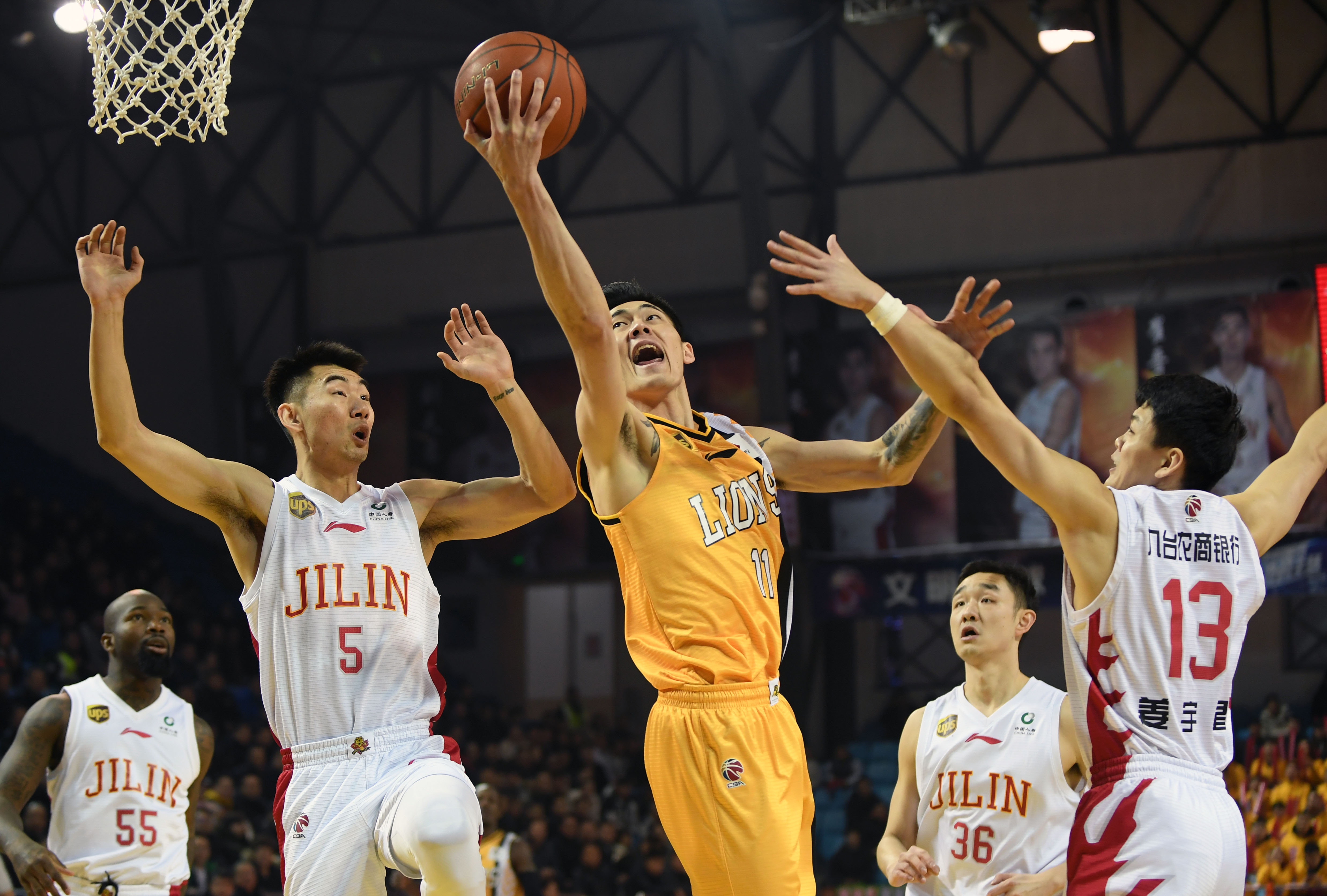 囧叔向裁判施压后染红，罗基：容忍这种行为问题会越来越严重（囧叔施压裁判遭红牌，罗基警告：若继续纵容，问题只会恶化）