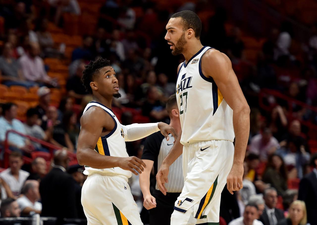 奥斯卡庆祝海港夺冠：我们是冠军！祝贺我的队友、朋友和球迷（奥斯卡为海港封王喝彩：我们是冠军！感谢我的队友、朋友与球迷）